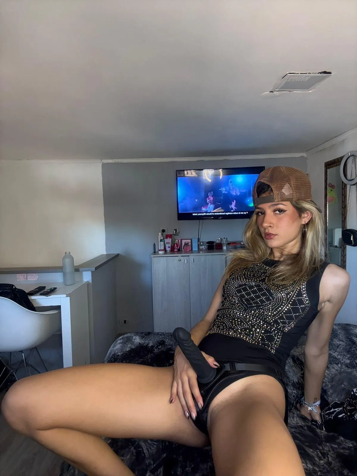 What would you do if I waited for you like this on the first date? Would you still come?