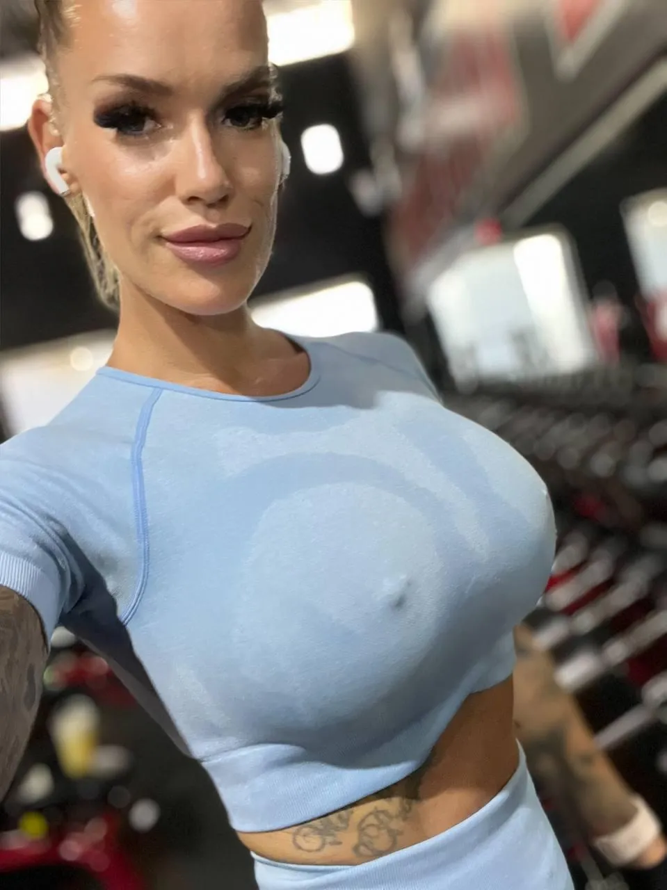 Your favorite babe getting wet and clingy 🥵