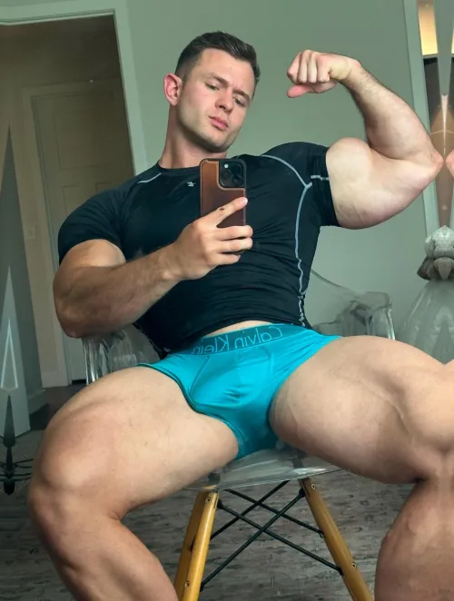 Mirror, sweat, bulge… That’s all it takes to ruin you 😵‍💫