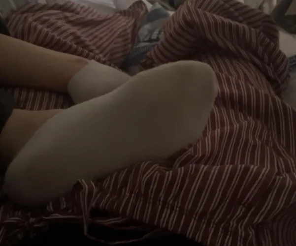 what would you do if you saw those dirty socks on your lap?😋