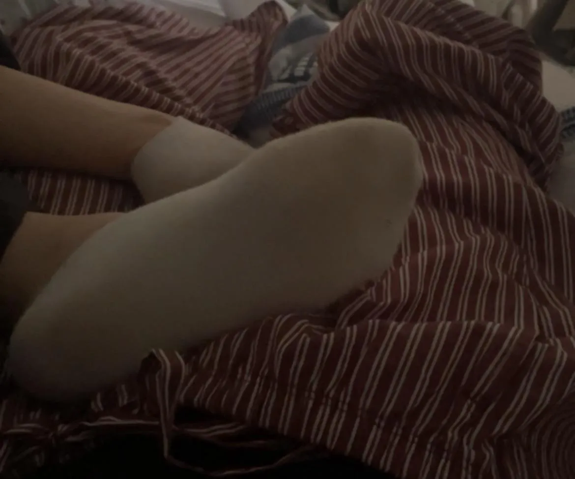 what would you do if you saw those dirty socks on your lap?😋