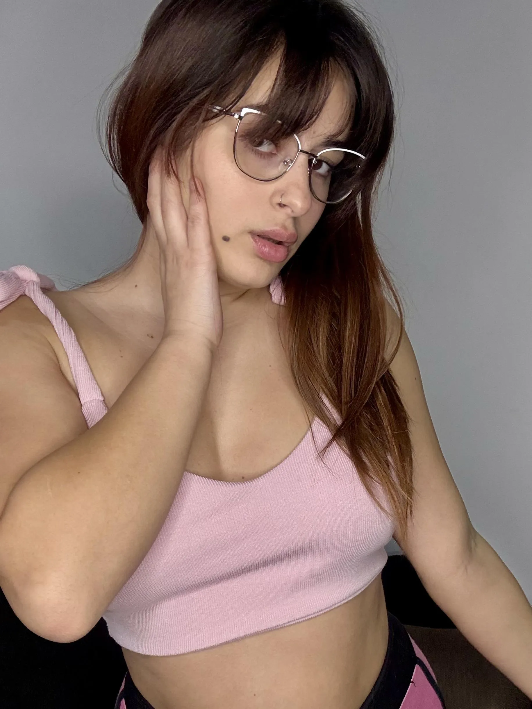 20F College girl wants a cute guy to flirt with in the dorms