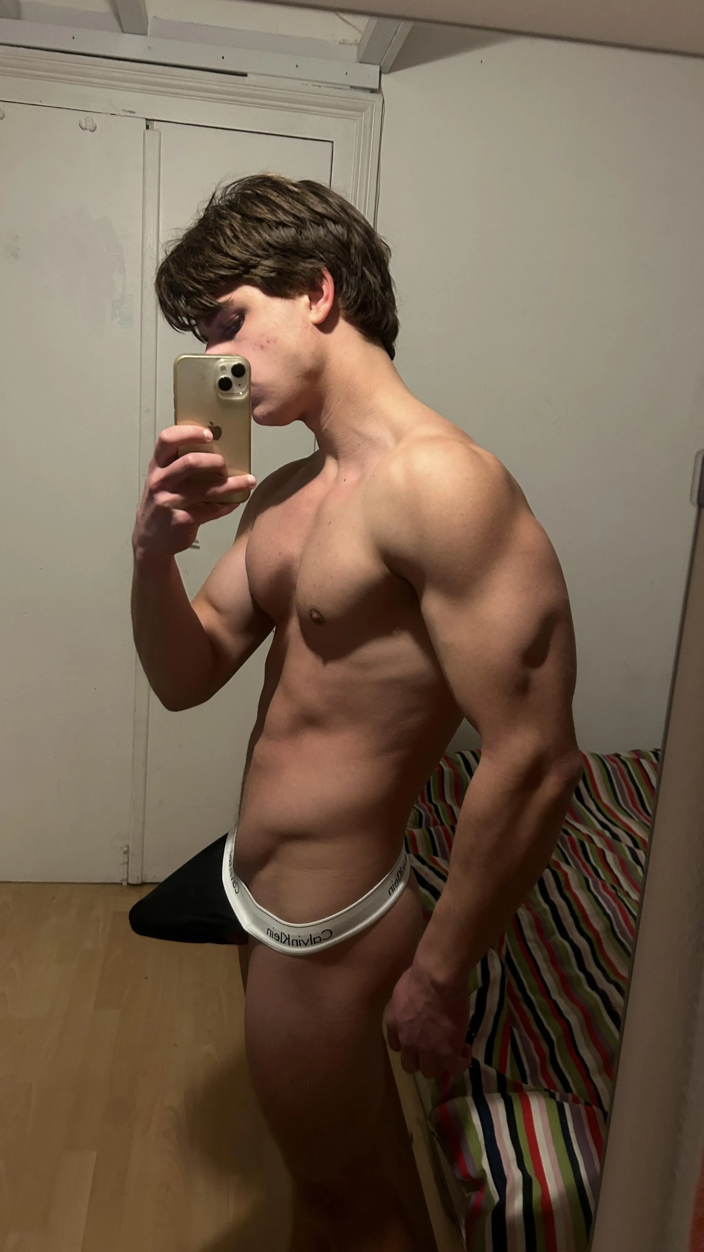 (20)Who wants to come jerk off with me