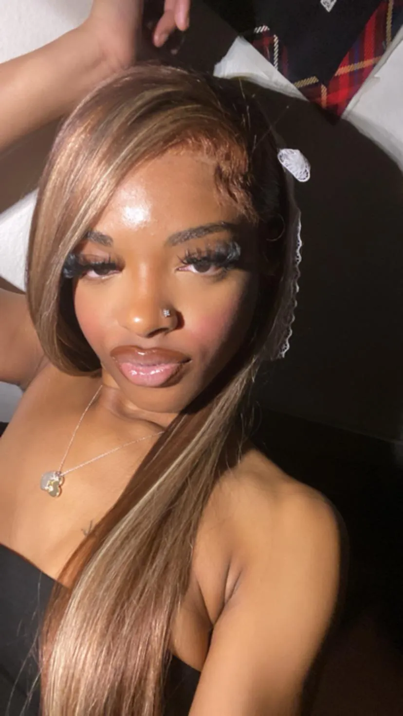 a pretty glossy ebony mouth to stare at