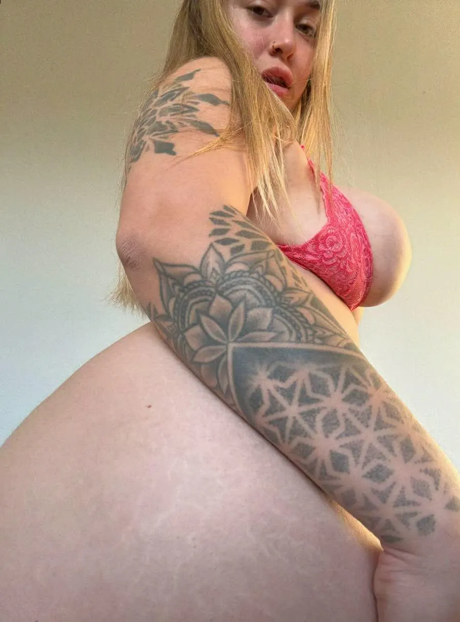 [F] Single mom craving fucks by night. This mom's not as innocent as she looks.