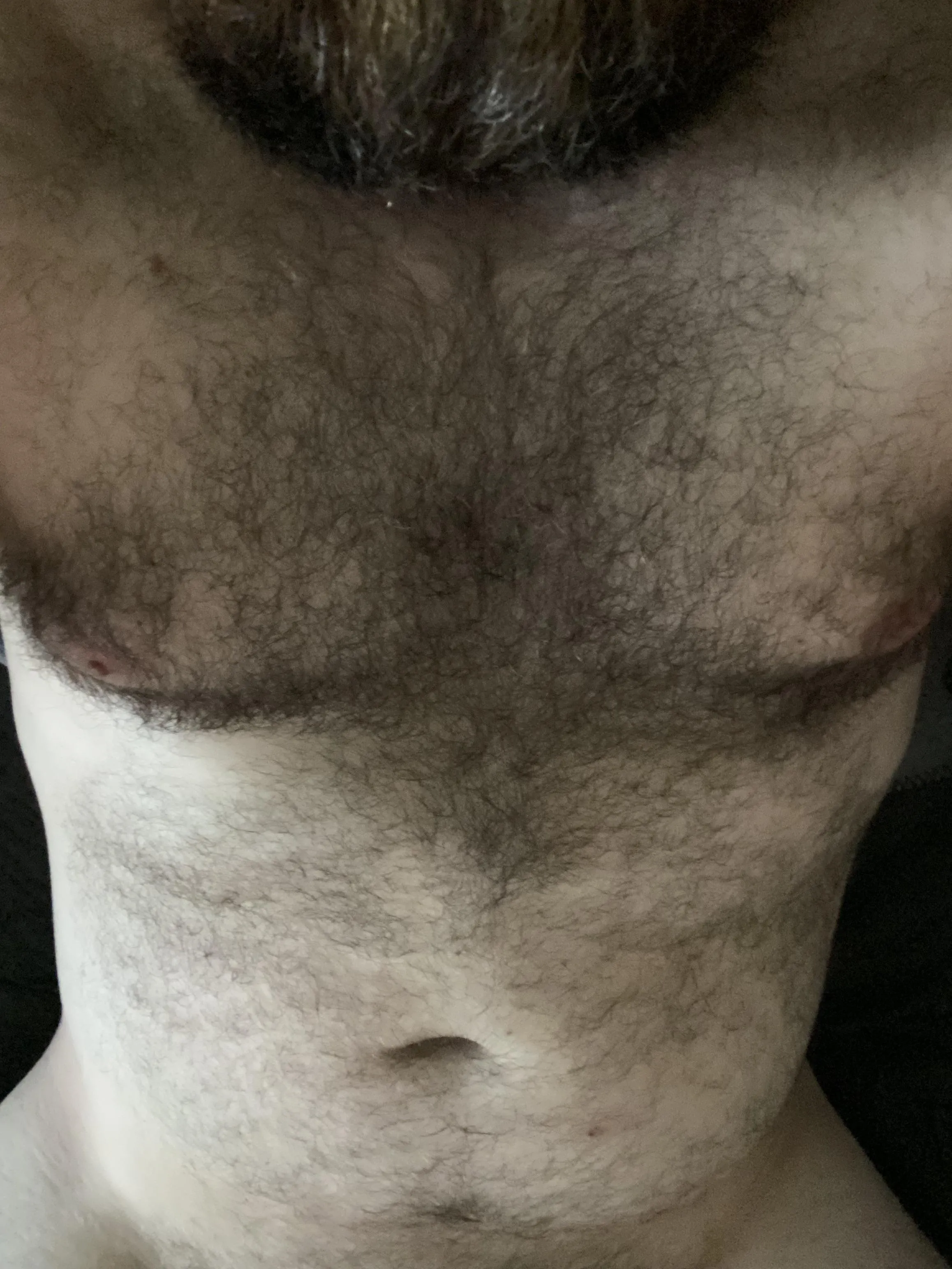I want a moms hands on this hairy chest. I’m confident and a pleaser 😈