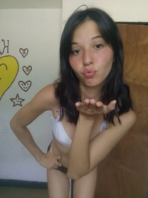 Latina, slim and with an interesting sense of humour 🤪