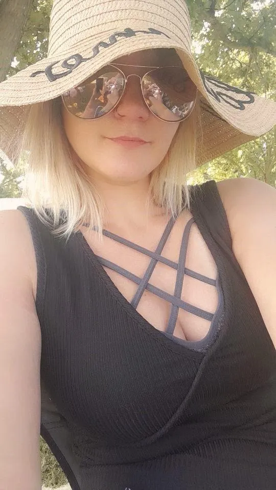 Any married guy here wants to Make me your house toy tonight🥵💦