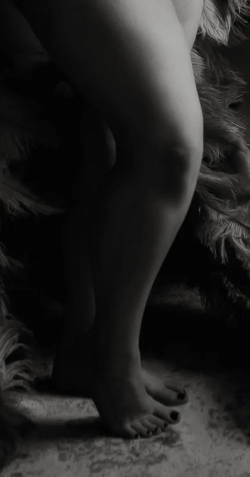 Bare toes, messy bed, and no one to worship them 🥺