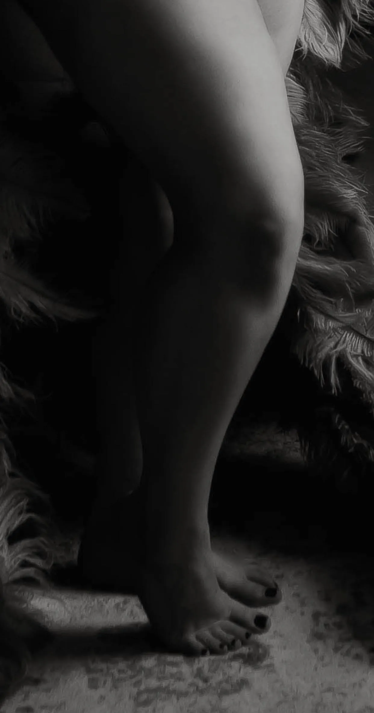 Bare toes, messy bed, and no one to worship them 🥺