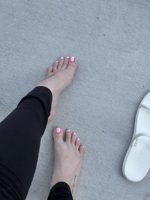 Be a good sub and worship my feet 😏