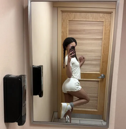 cute brat 🤝 flamingo pose = loser kryptonite