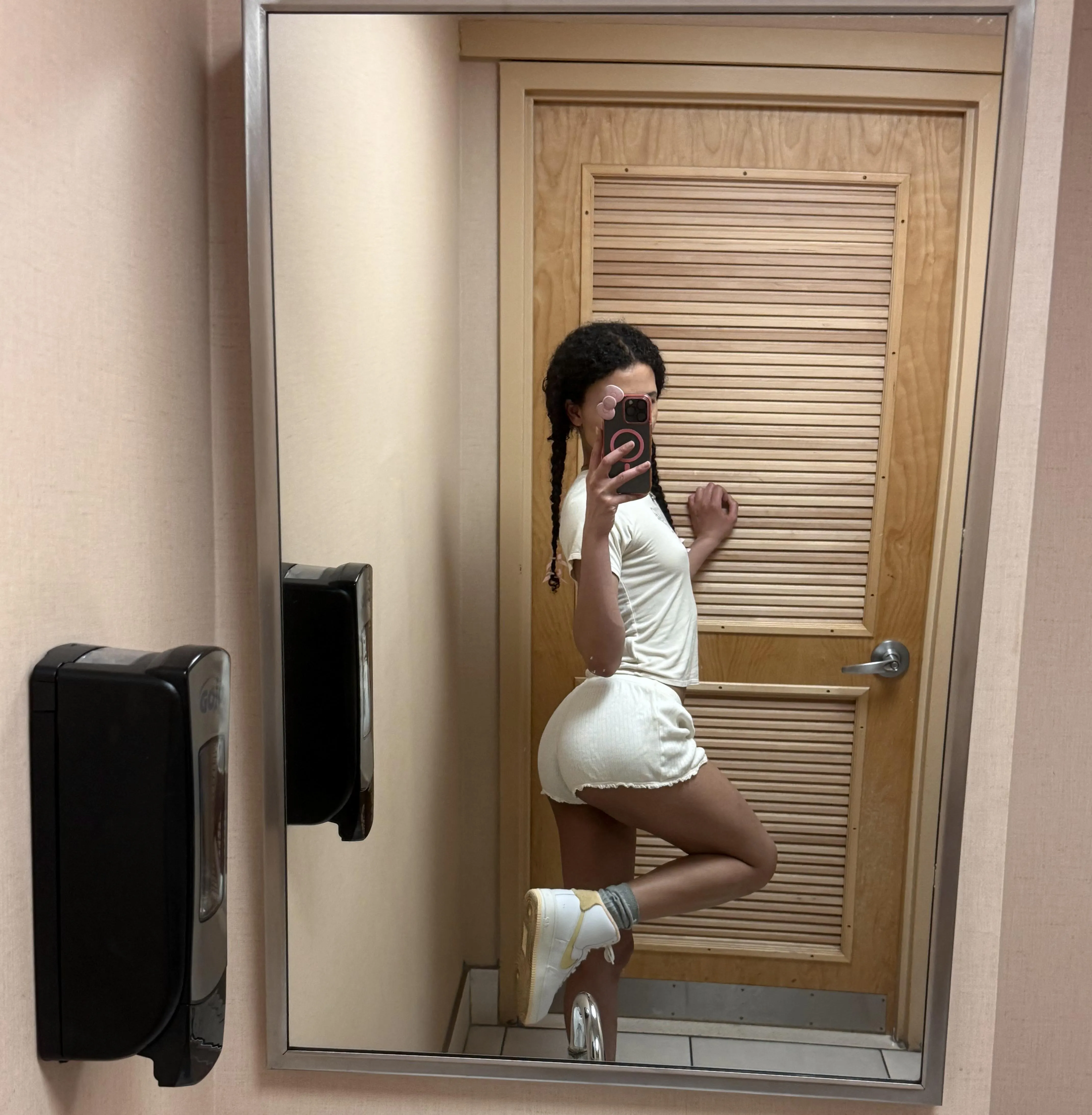 cute brat 🤝 flamingo pose = loser kryptonite