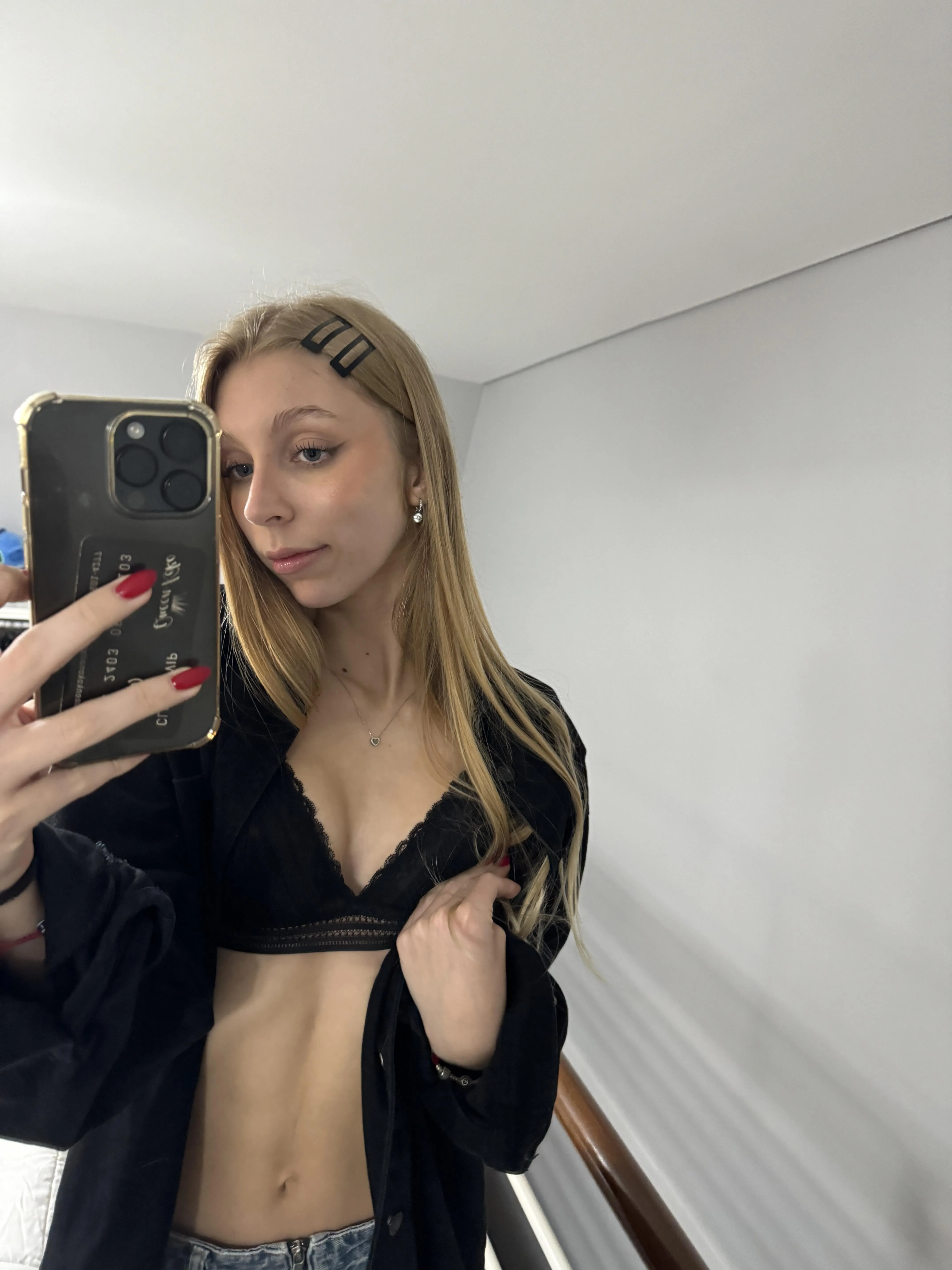 I mean who wouldnt always wear croptops if you have abs to flex like mine