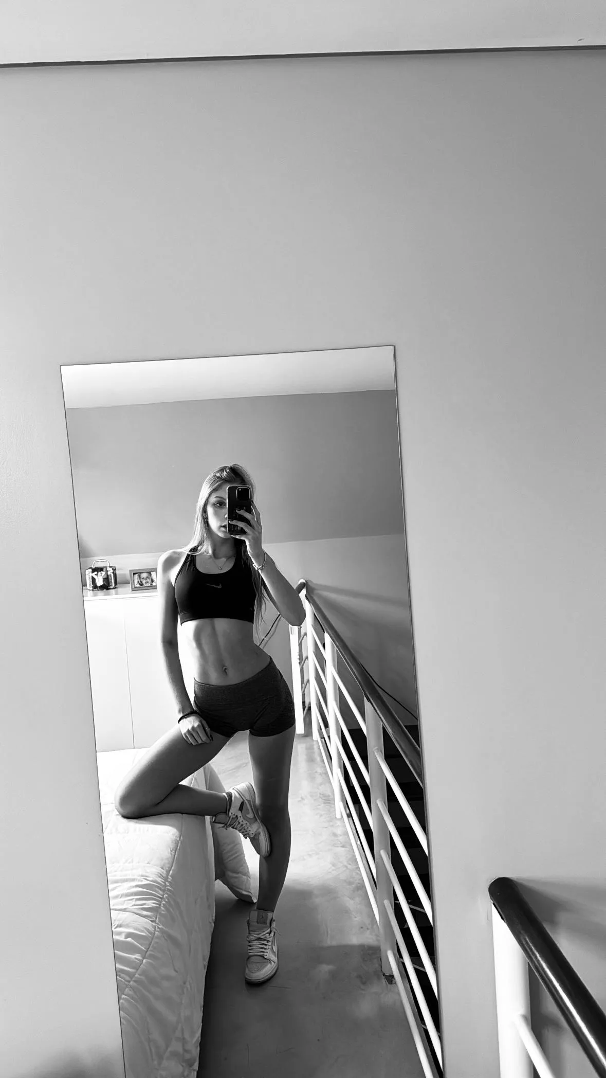 Just been to the gym and the abs is showing. Flex.