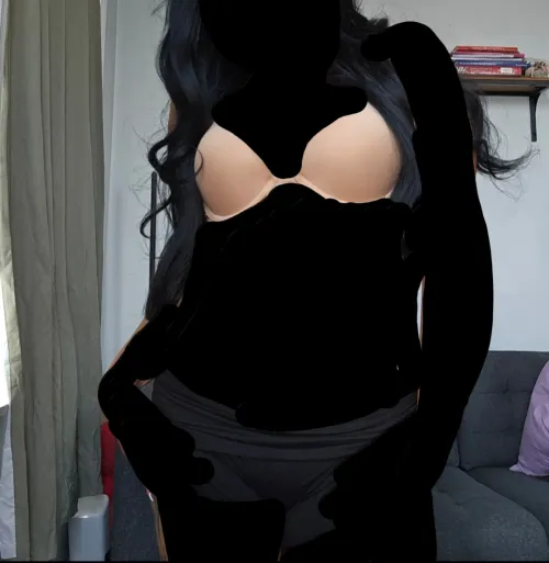 Nude bra & boy shorts is ALL you need sweetie