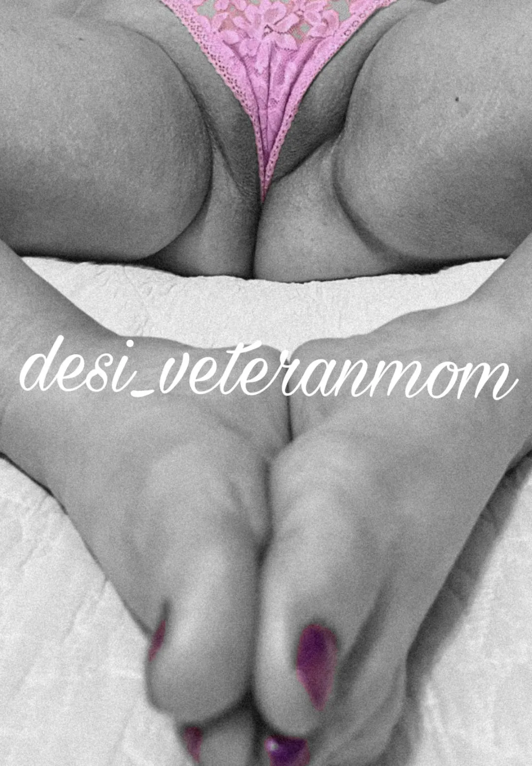 Sweet mom pussy and delicious feet 51(f)