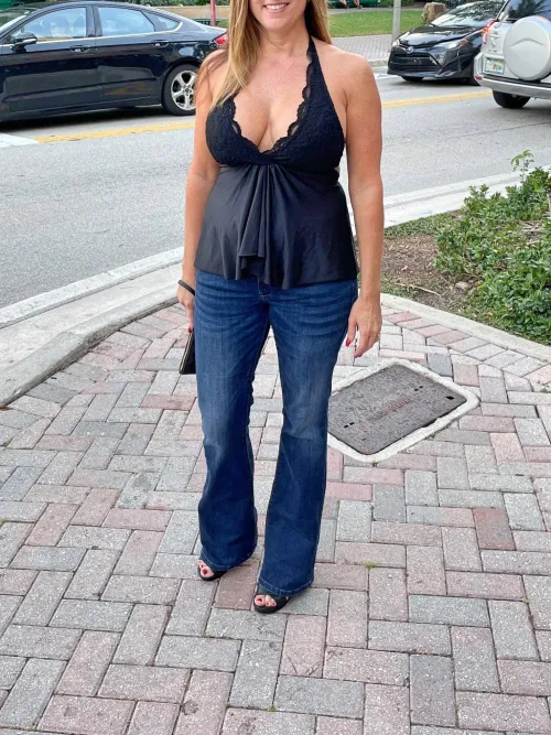 U a bull or a cuck on a date with a 34DD 50 something MILF Hotwife