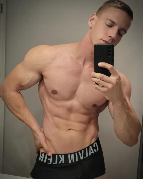 Would you worship Daddy's muscles 💪🏼😏..?