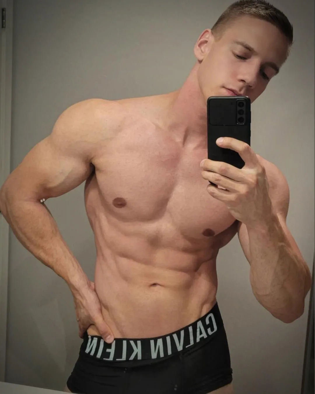 Would you worship Daddy's muscles 💪🏼😏..?