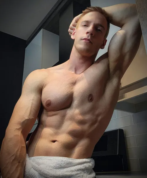 Would you worship Daddy's muscles 😏💪🏼..?