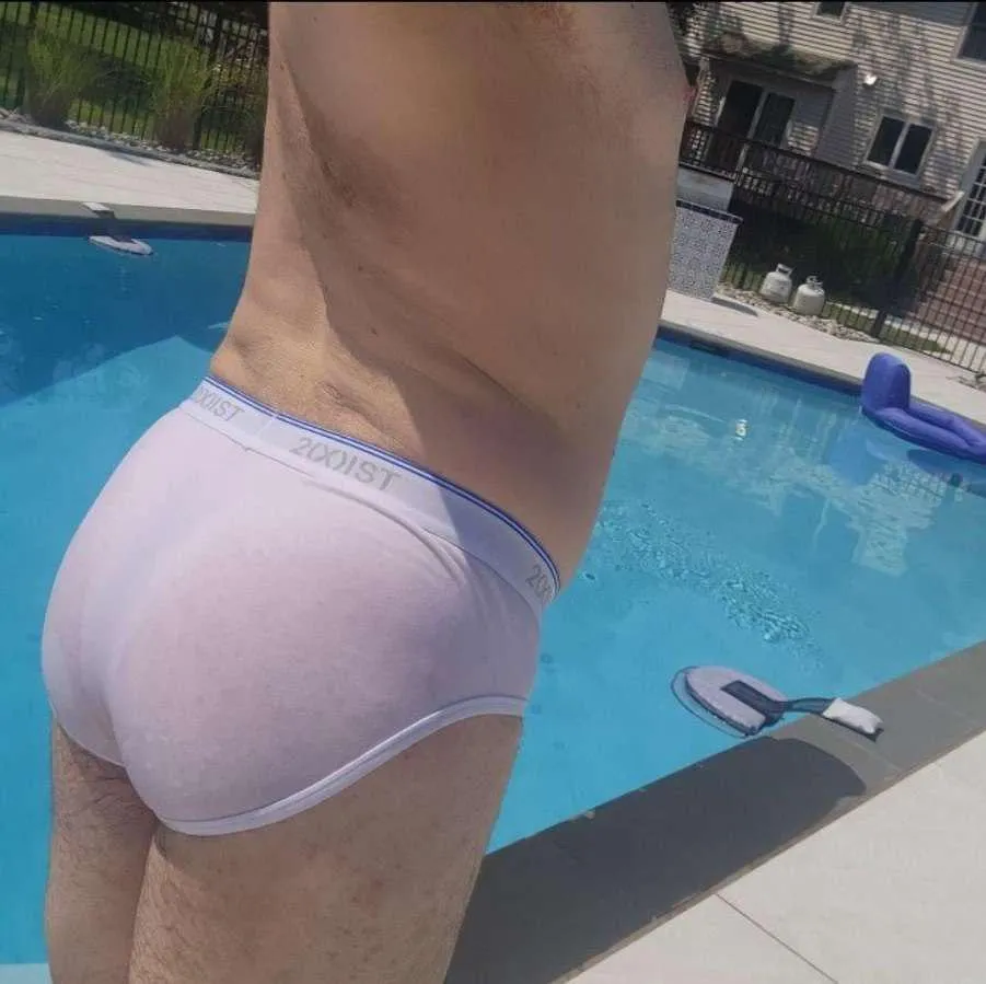 2xist briefs by the pool