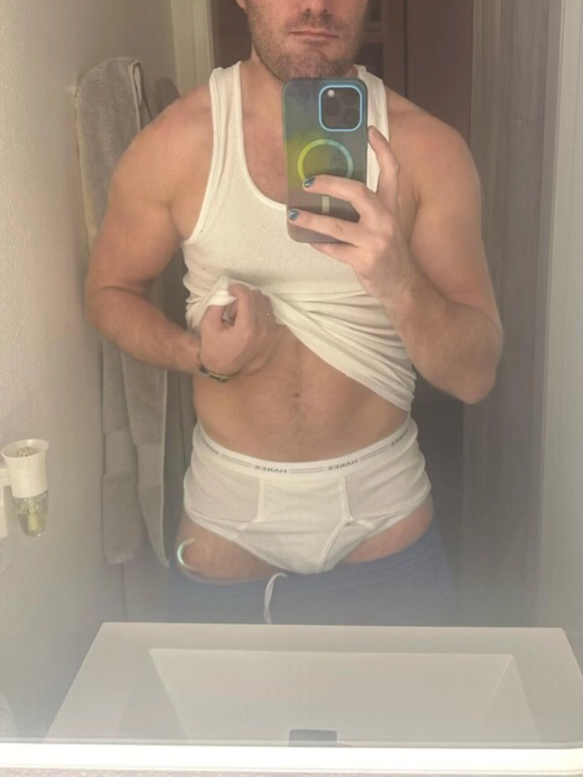 (33) Love the way a Hanes fit, fits. 💪🤜