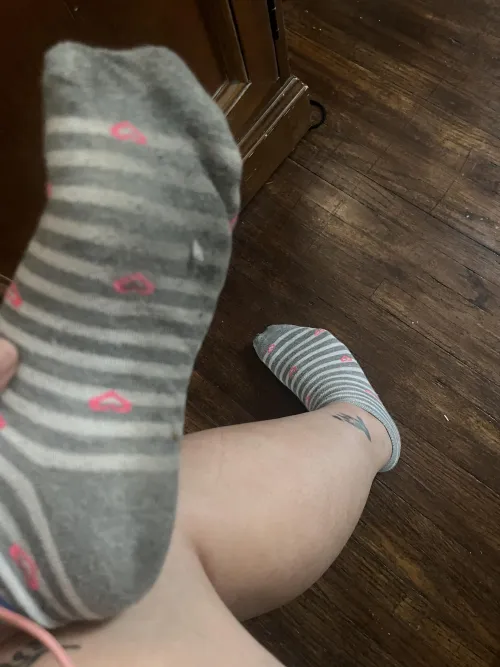 Get your hands underneath these socks [selling] [US] [GFE] [pics] [vids] [customs] [sext] [wearables] [fet-friendly]