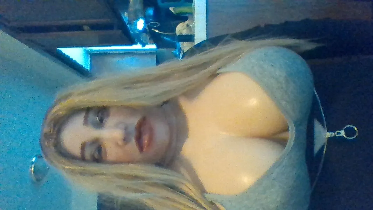 love my big lips blonde hair and huge boobs
