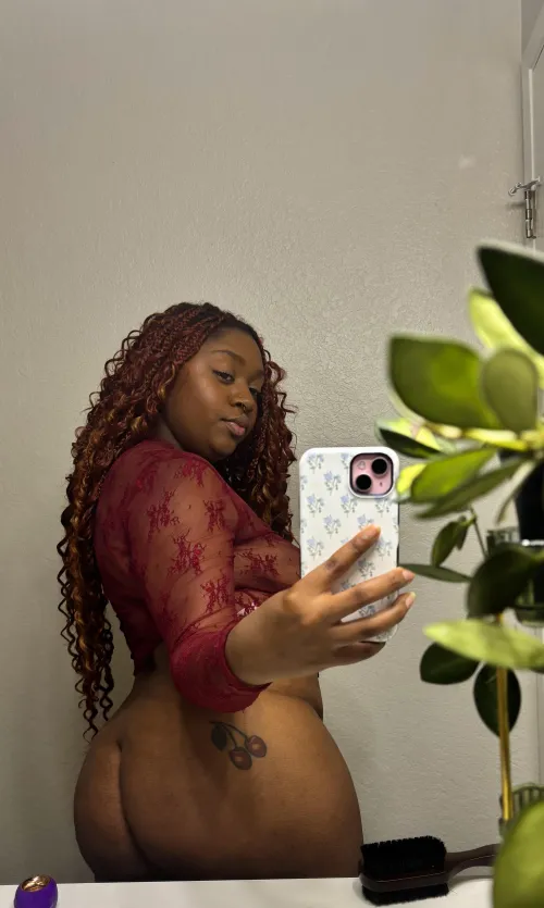 Red lace & a whole lotta ass
