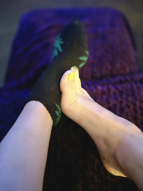 Stoner milf mood 💚👣 Drop “420” & I’ll send a lit stoner feet treat to your DMs