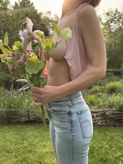 Sun, boobs, and flowers