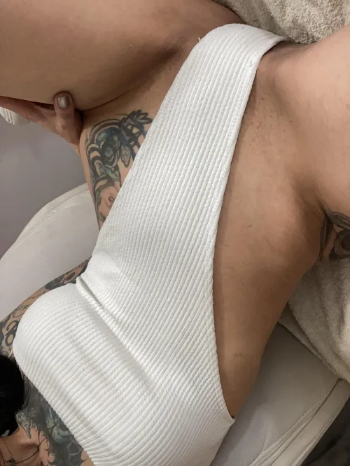 This lace knows exactly what it’s doing