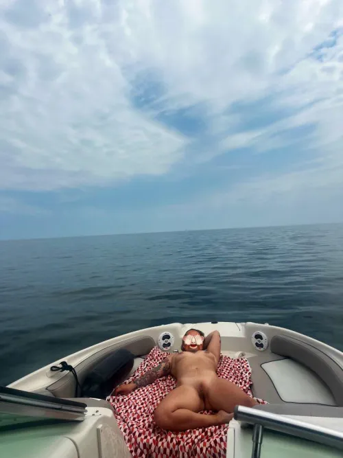 Boating with us has perks! Especially if you are likeminded real cpl or bi female🍍🍍