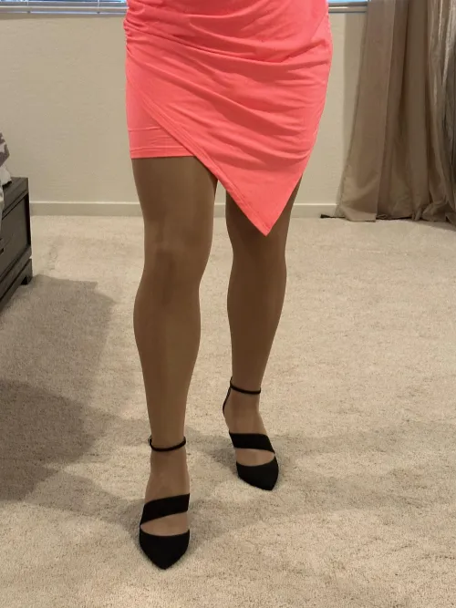 I love the design of the front of this dress. Have a great Saturday!