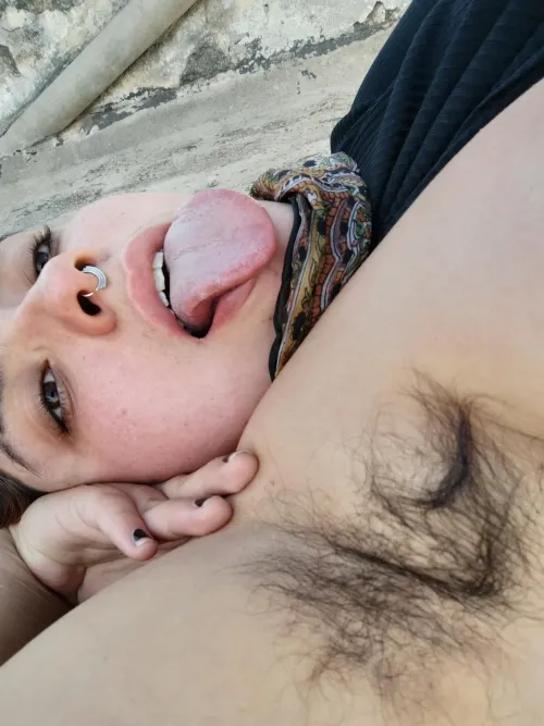 My hairy pits gets so stinky when i sweat [hs]