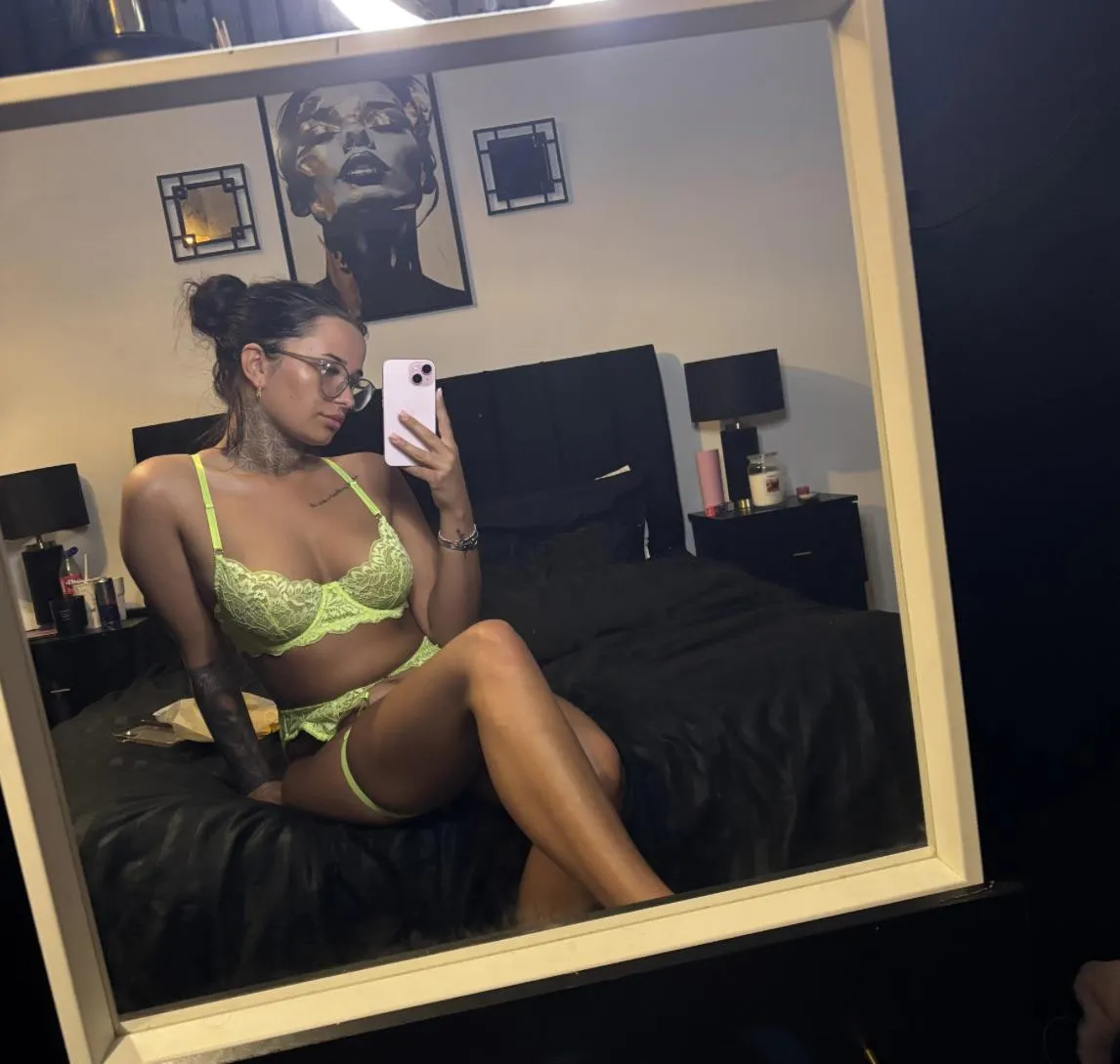 Nice tan and a neon set 😍