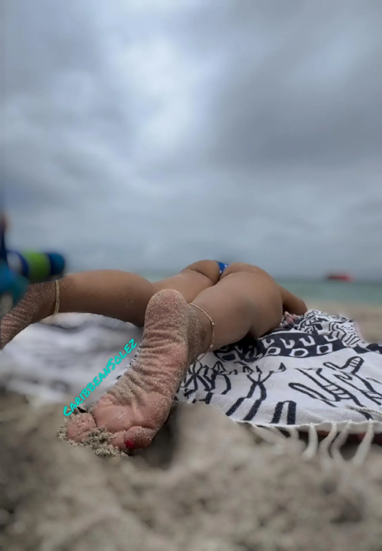 Sandy beach feet‼️ Do you approve?
