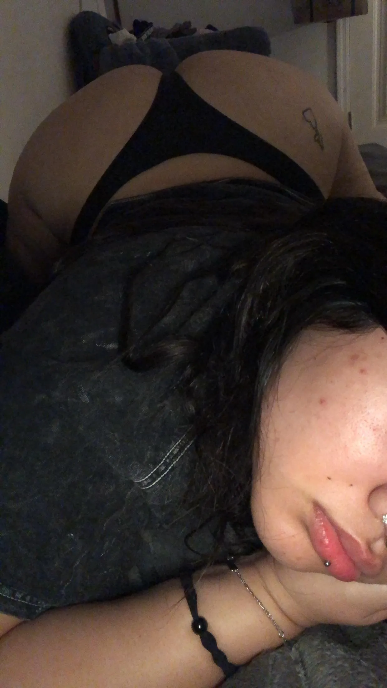 21F looking for sugar daddy or mommy 🤭
