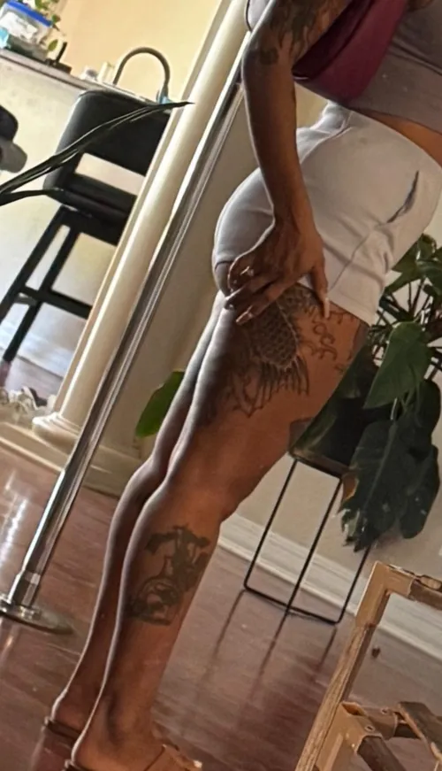 Ass sitting pretty! Who's in to fill me up bf still out of town. 26F