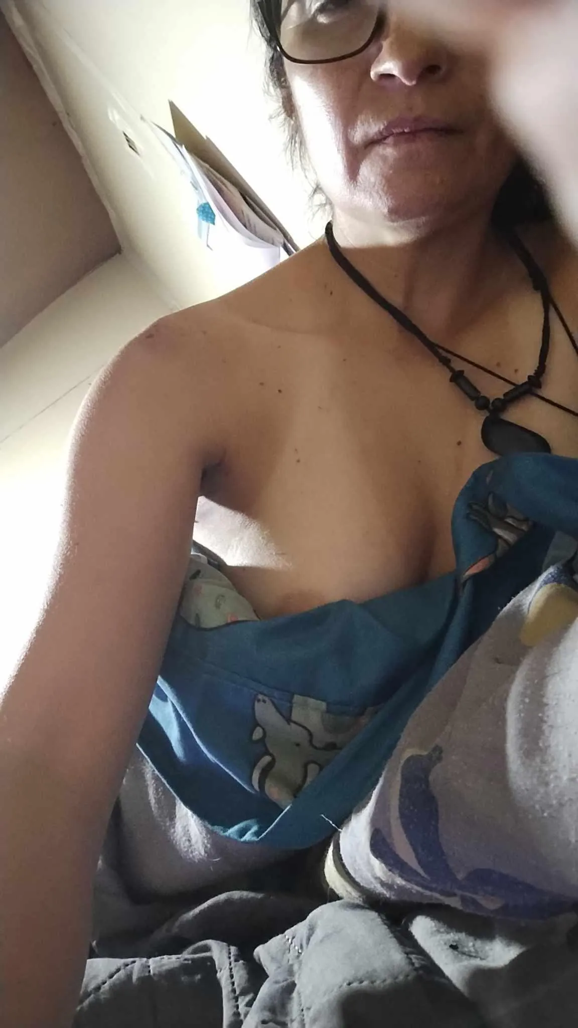 [f]pasando a saludar