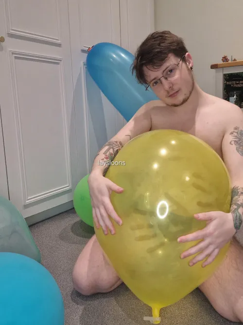 Handprints on steamy balloons 😍😍