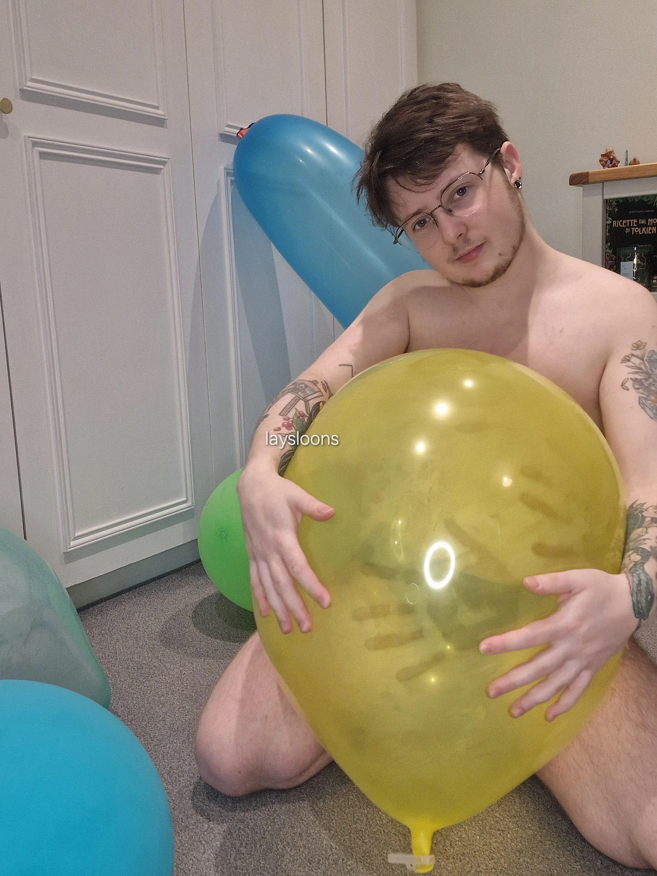 Handprints on steamy balloons 😍😍