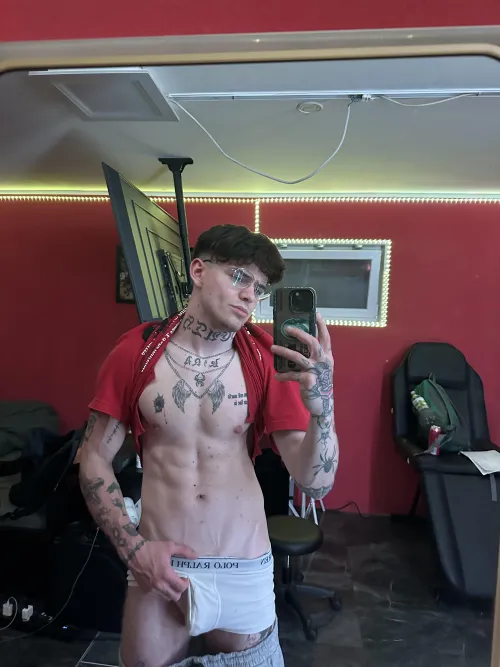 ralph lauren on top right ?