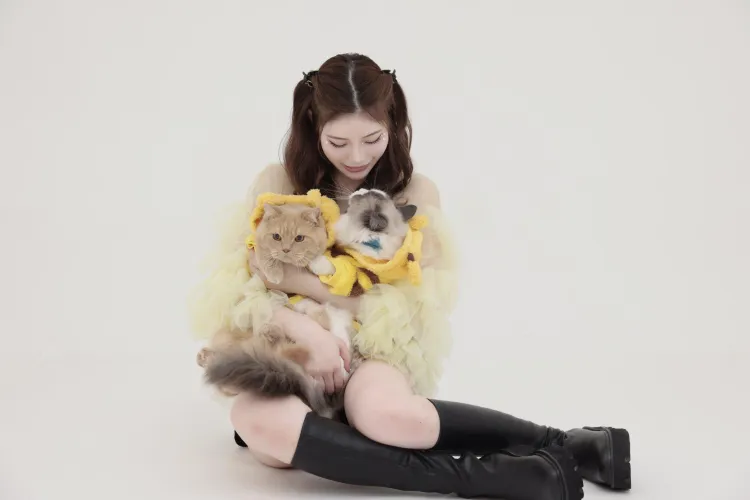 Rei with her pussies.. 😻