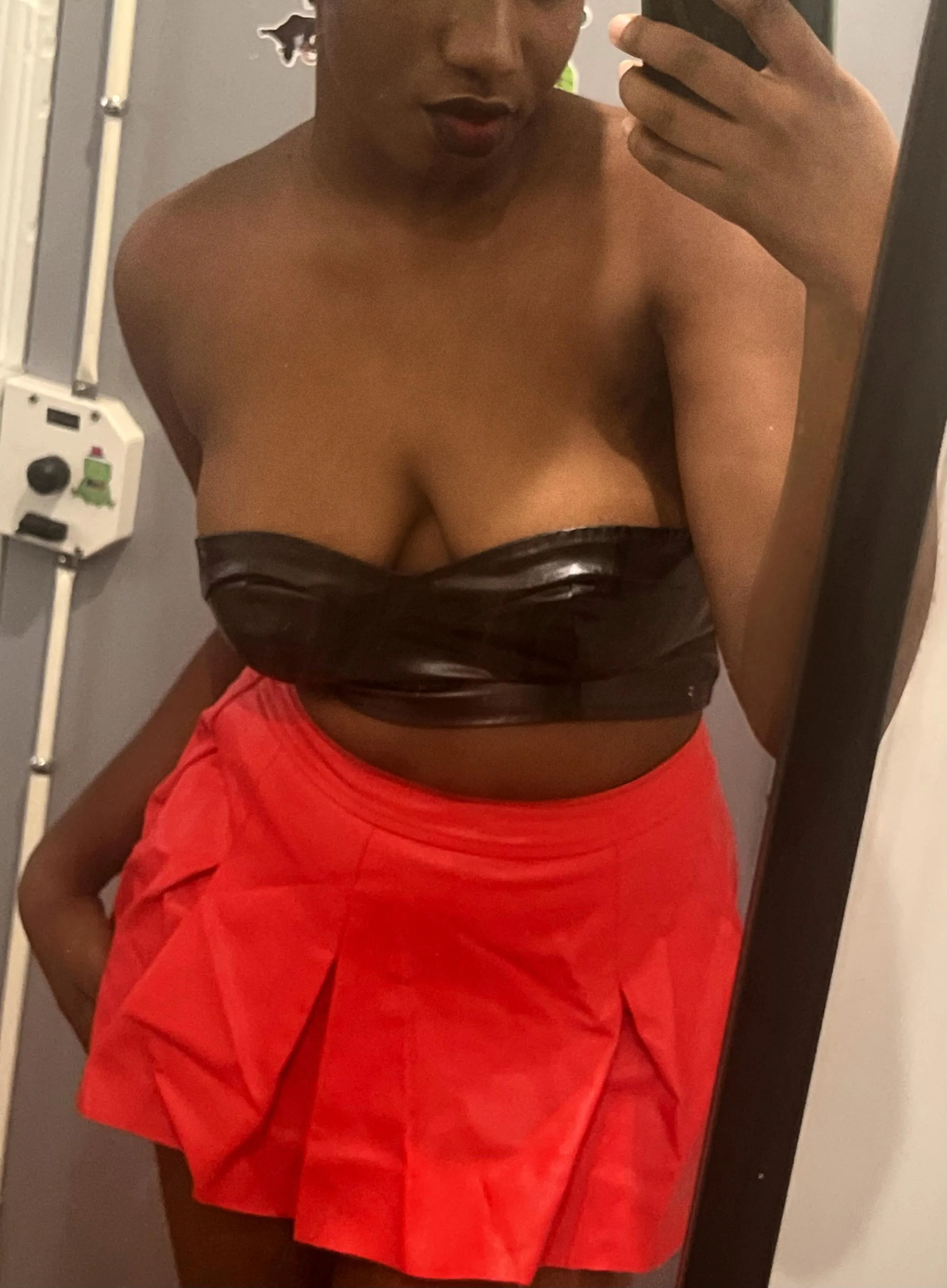 Réponds “🍒” pour une surprise dans tes DMs 🤭💦