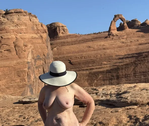 Sexy moms love showing off their Arches  in National Parks 🤭🧡