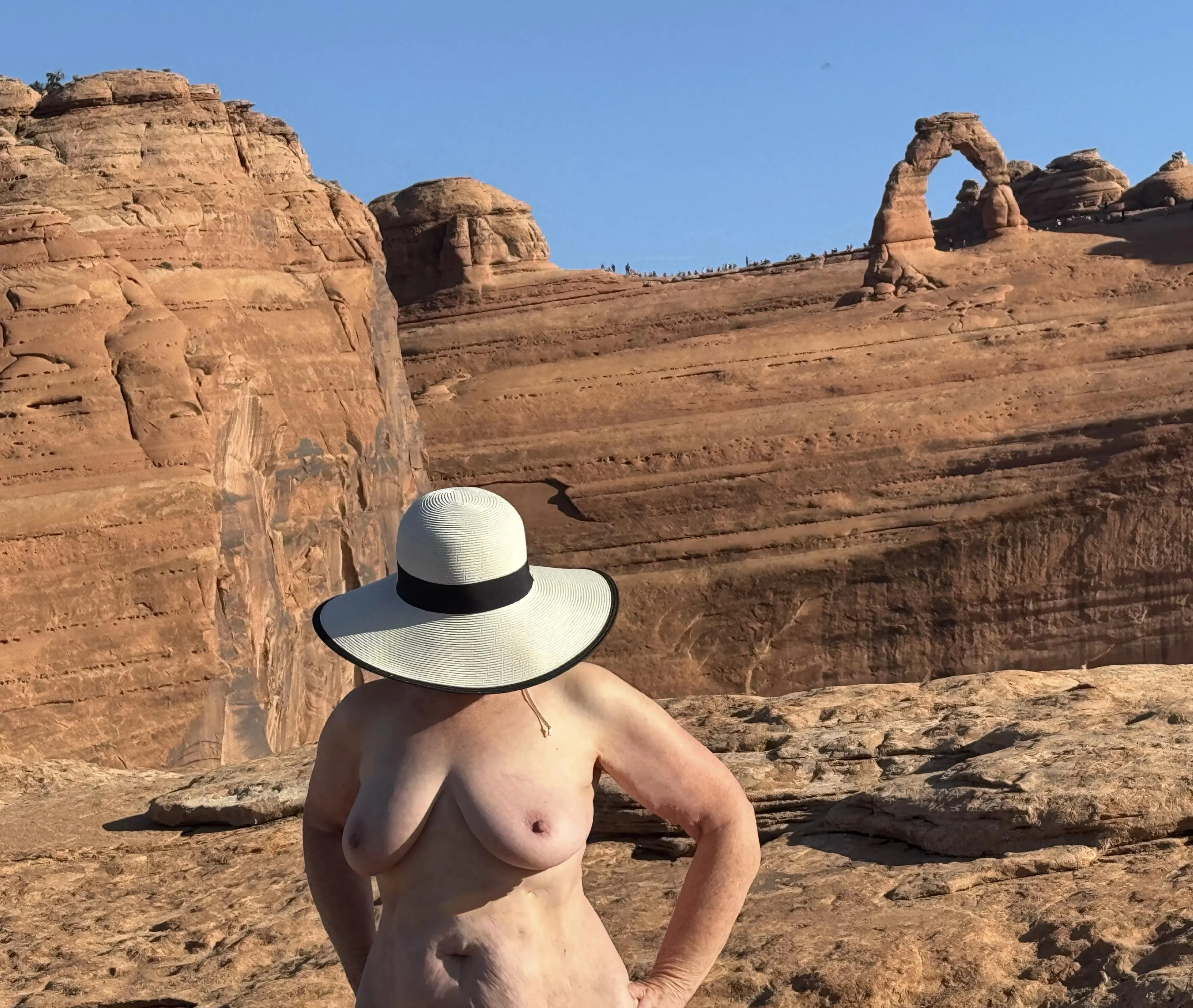 Sexy moms love showing off their Arches  in National Parks 🤭🧡