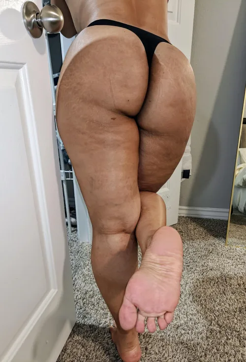 Pick your pleasure 🍑or 🦶