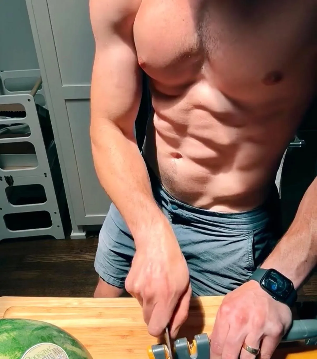 Sharp knife, sharp V.